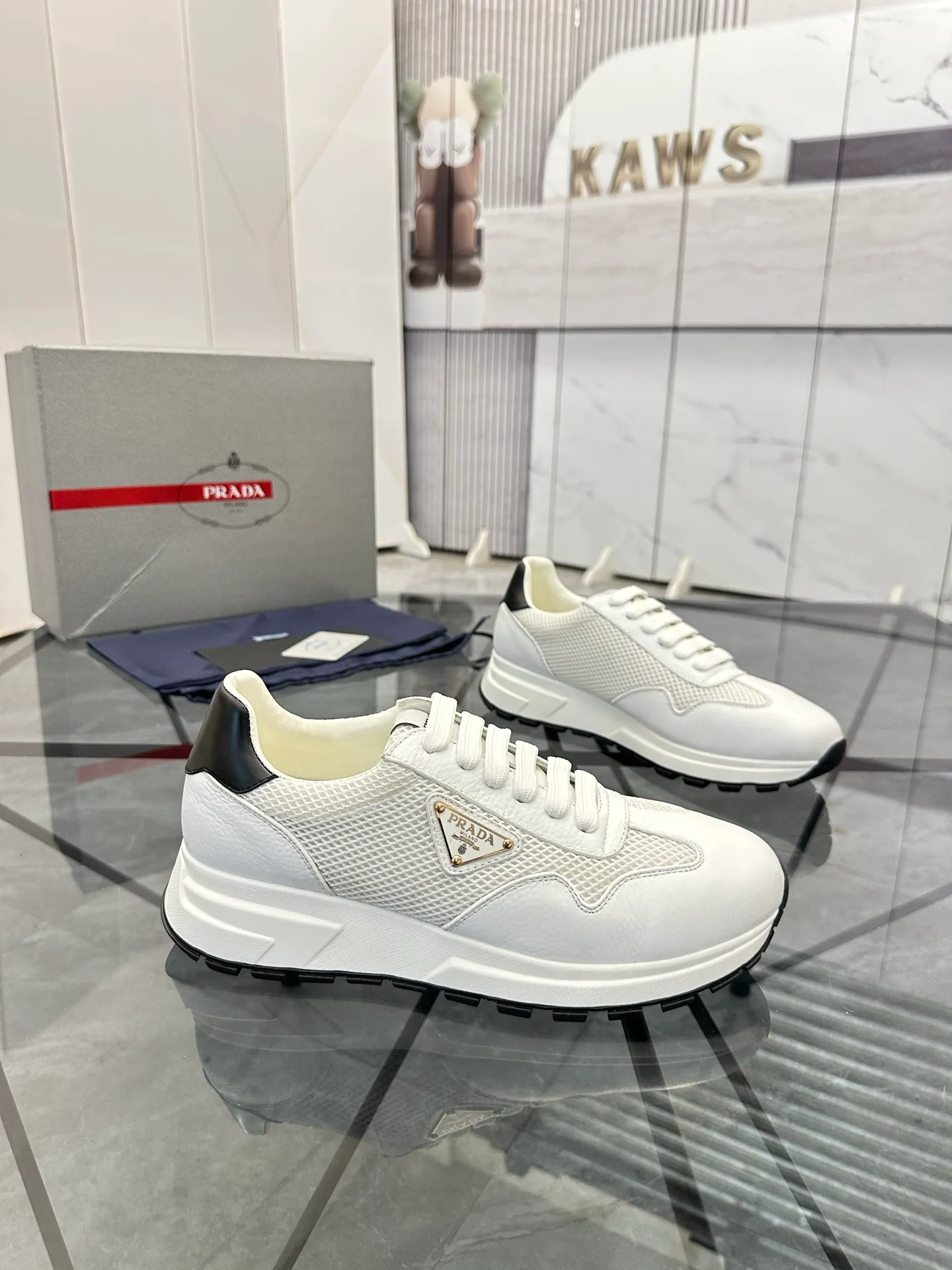Men's shoes: 💰P600¥ High-end top quality Product trademark: Prada *"Prada*" low-top casual shoes Regular size: 38-45 (can be customized to 46) Product materials: imported first-layer cowhide stitching original material on the upper, water-dyed cowhide lining, cowhide foot pads, original outsole. No.: 001